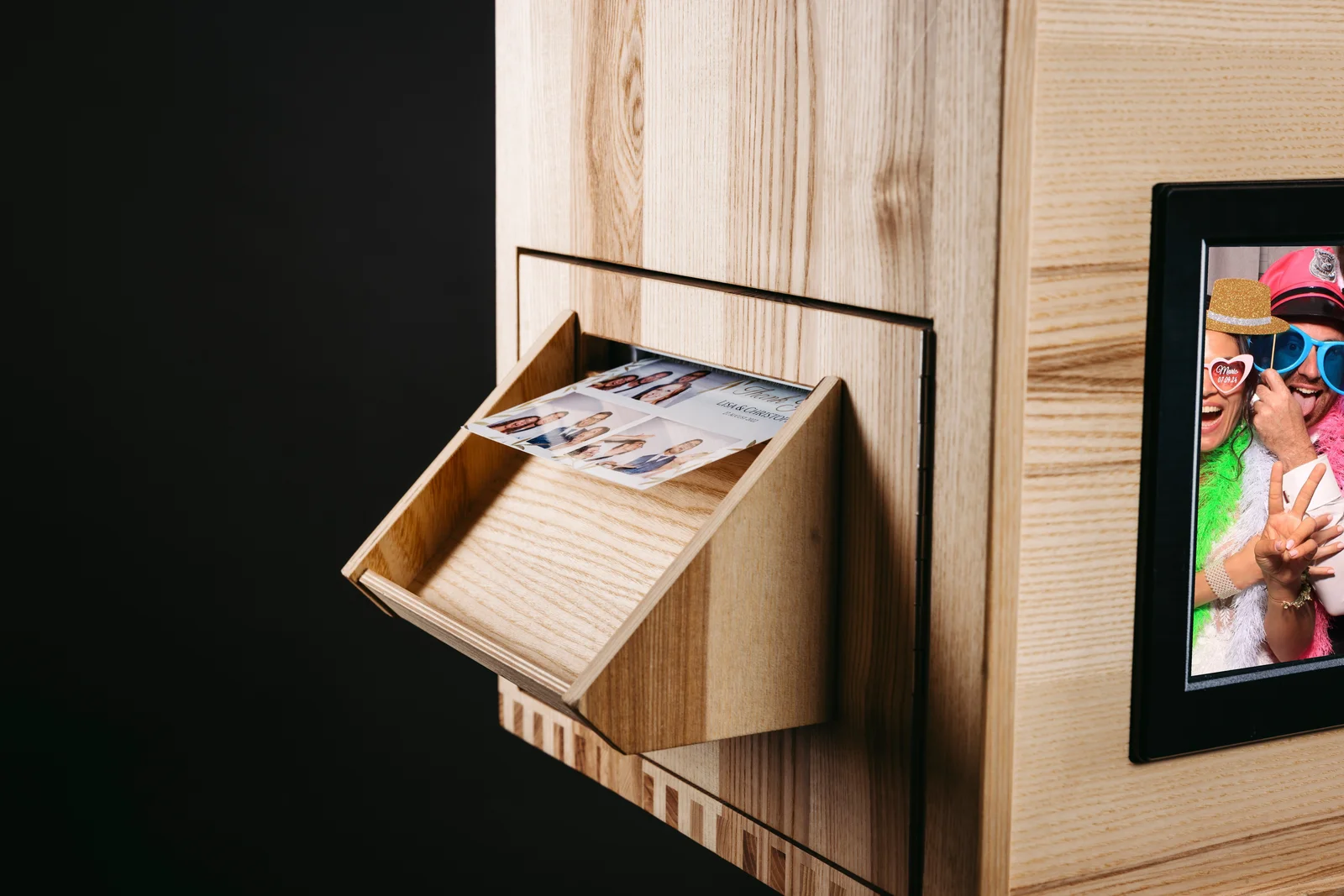 BüdlGaudi Fotobox — Gesamtansicht mit Studioblitz