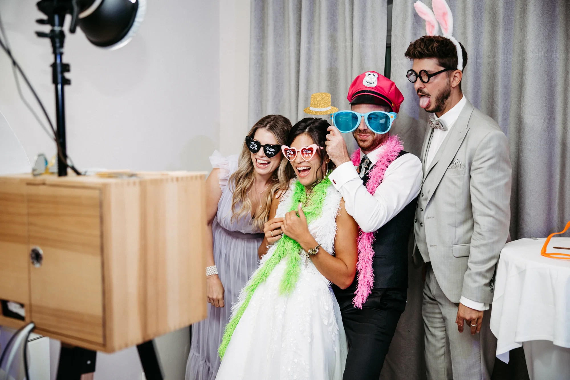 Gäste an der BüdlGaudi Fotobox bei der Hochzeit Pia & Mario